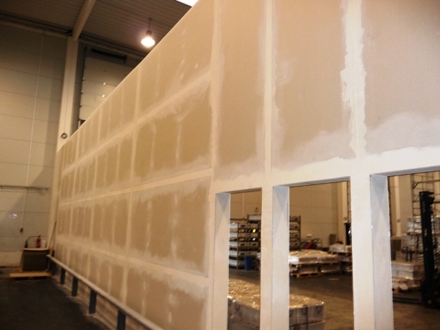 Dělící stěna ve výrobní hale Zákupy